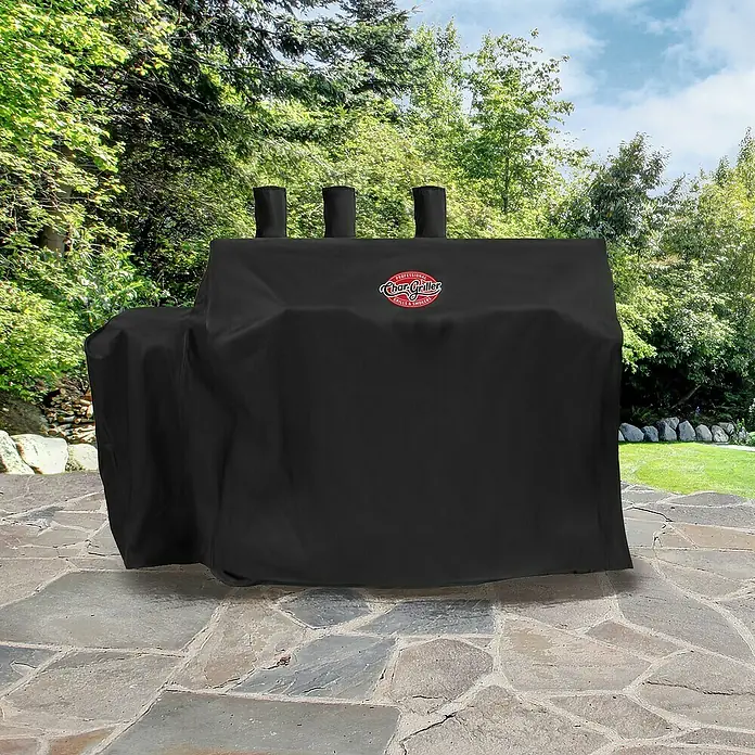 Char-Griller Grill-Schutzhülle - Passend für: Modelle 5030, 5037, 5050, CG30281224, CG30282825 und CG30282925. - Schwarze Char-Griller Abdeckung für einen Grill oder Smoker mit drei Kaminen, auf Steinterrasse im Freien.