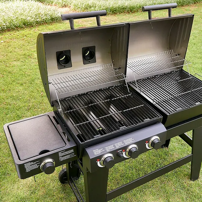 Char-Griller Hybrid-Grill Double Play Gas & Holzkohle - Grillfläche (B x T): 101 x 50 cm, 15,48 kW - Großer schwarzer Gasgrill mit zwei Kochzonen und Seitenbrenner, offen, bereit zum Grillen im Freien.