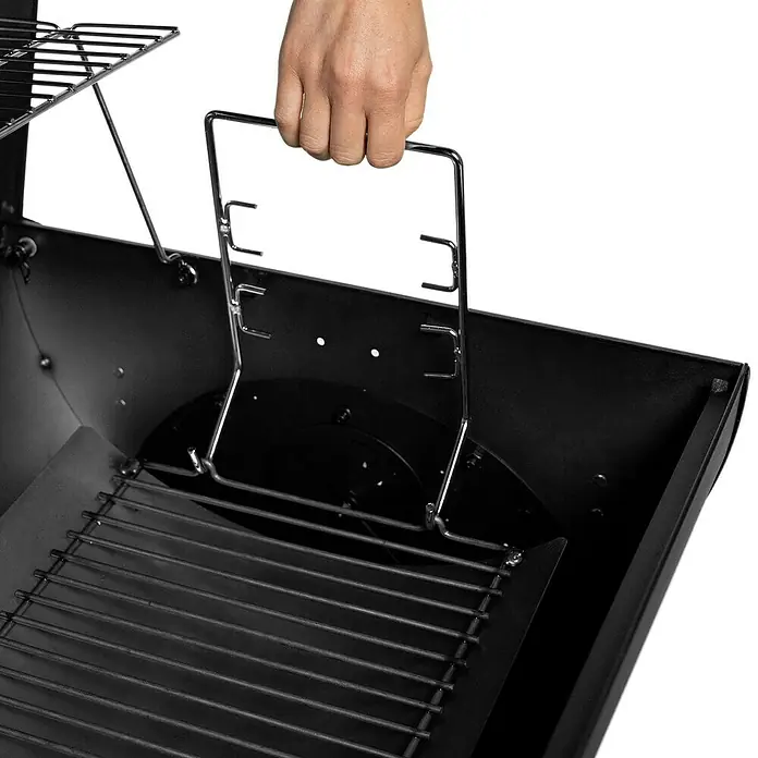 Char-Griller Hybrid-Grill Double Play Gas & Holzkohle - Grillfläche (B x T): 101 x 50 cm, 15,48 kW - Eine Hand verwendet einen Chrom-Heber, um einen schwarzen Grillrost in einem schwarzen Grill zu verstellen.