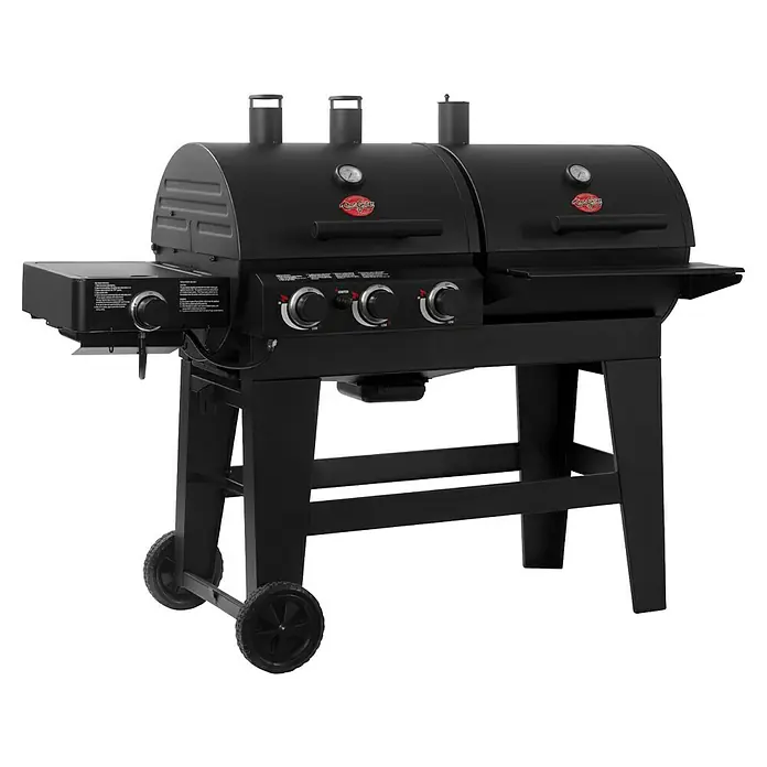 Char-Griller Hybrid-Grill Double Play Gas & Holzkohle - Grillfläche (B x T): 101 x 50 cm, 15,48 kW - Schwarzer Doppelkammergrill mit Seitenbrenner, Bedienknöpfen und Rädern.