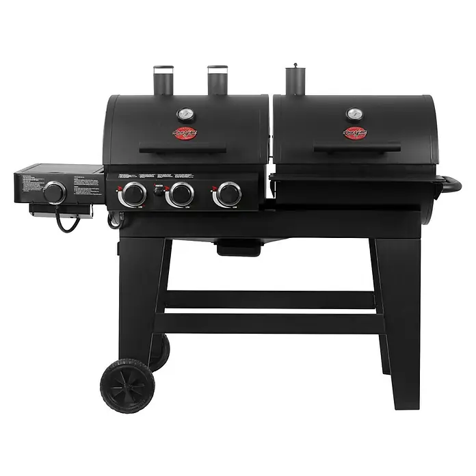 Char-Griller Hybrid-Grill Double Play Gas & Holzkohle - Grillfläche (B x T): 101 x 50 cm, 15,48 kW - Schwarzer Doppelkammer-Grill mit Seitenbrenner, Bedienknöpfen, Temperaturanzeigen und Rädern.
