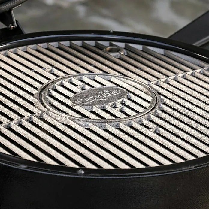 Char-Griller Holzkohlegrill Akorn Kamado - Durchmesser Grillfläche: 50 cm, Schwarz - Nahaufnahme eines grauen gusseisernen Grillrosts mit 'Char-Griller' Logo in der Mitte, in einem schwarzen Grill.