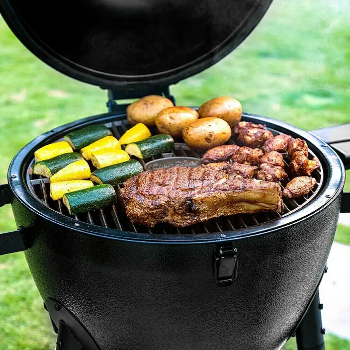 Char-Griller Holzkohlegrill Akorn Kamado - Durchmesser Grillfläche: 50 cm, Schwarz - Robuster schwarzer Keramikgrill mit offenem Deckel, auf dem Fleisch und Gemüse zubereitet werden.