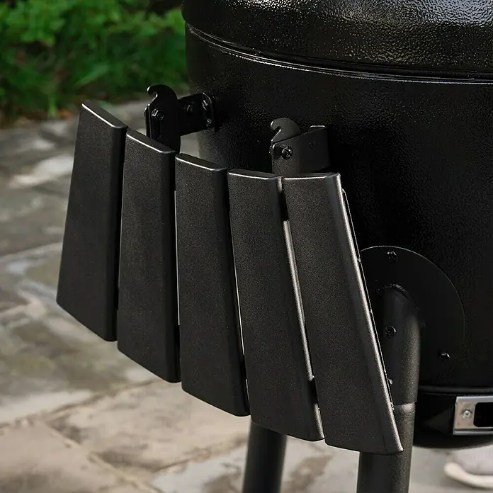 Char-Griller Holzkohlegrill Akorn Kamado - Durchmesser Grillfläche: 50 cm, Schwarz - Schwarzer Holzkohlegrill mit texturierten schwarzen Klapp-Seitenablagen, teilweise ausgeklappt.