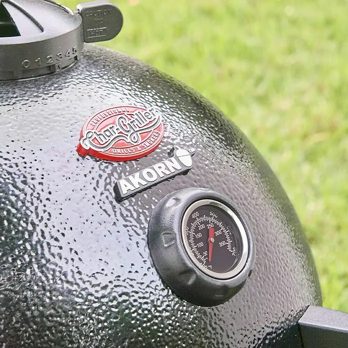 Char-Griller Holzkohlegrill Akorn Jr. Kamado - Durchmesser Grillfläche: 36 cm, Schwarz - Nahaufnahme des dunkelgrauen Char-Griller Akorn Kamado-Grilldeckels mit Thermometer und Lüftungsschieber.
