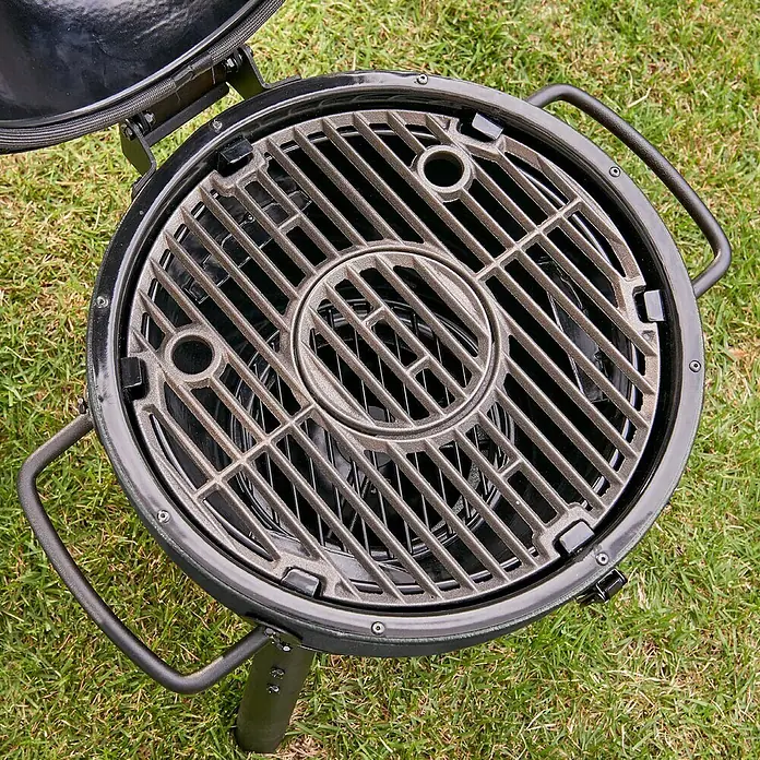 Char-Griller Holzkohlegrill Akorn Jr. Kamado - Durchmesser Grillfläche: 36 cm, Schwarz - Runder, schwarzer Holzkohlegrill mit massivem Gusseisenrost, von oben.