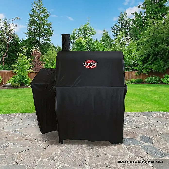 Char-Griller Grill-Schutzhülle - Passend für: Mittelgroße Holzkohlegrills (bis zu 84 cm) und Offset-Räuchergeräte - Schwarze Char-Griller Grillabdeckung schützt Grill auf einer Terrasse.