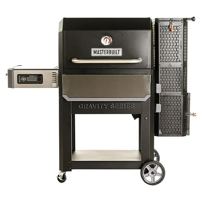 Masterbuilt Holzkohlegrill Gravity 1050 - Grillfläche (B x T): 66 x 49 cm, Schwarz - Schwarzer und grauer Masterbuilt Gravity Series Grill mit digitalem Bedienfeld und seitlichem Holzkohlebehälter auf Rollen.