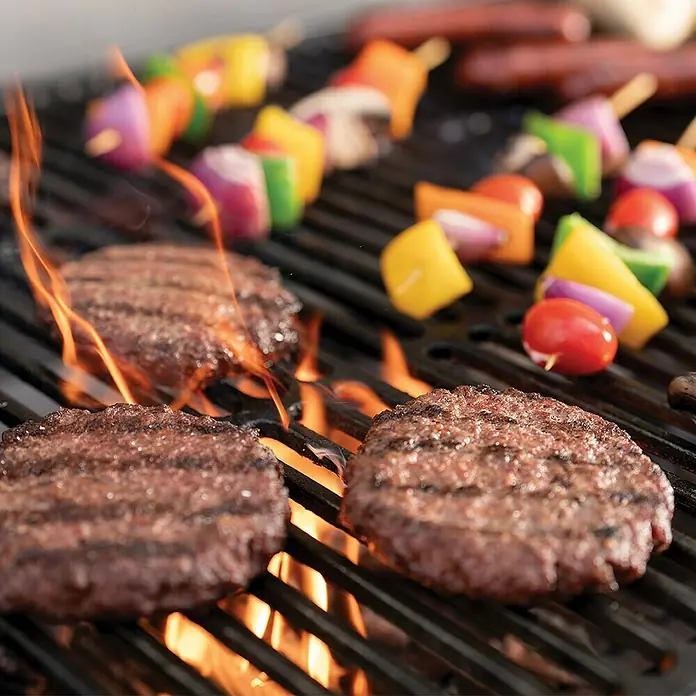 Char-Griller Holzkohlegrill - Grillfläche (B x T): 55 x 50 cm, Schwarz - Hamburger und bunte Gemüsespieße werden über Flammen auf einem Grill zubereitet.