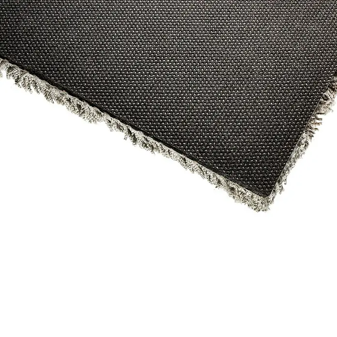 Teppichfliese Amazing - Hochflor, 100 % Polyester, Hellbraun - Unterseite eines dunkelgrauen gewebten Teppichs mit Netzstruktur und hellgrauem Fransenrand.