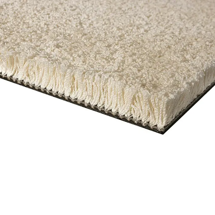 Teppichfliese Amazing - Hochflor, 100 % Polyester, Weiß - Nahaufnahme eines dicken, cremefarbenen Hochflorteppichs mit weichen Fasern und schwarzer Unterseite.