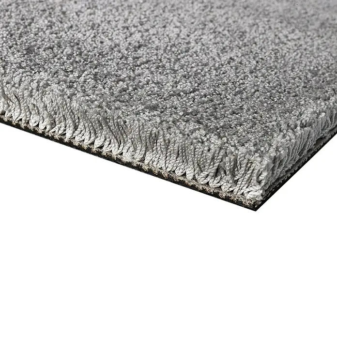 Teppichfliese Amazing - Hochflor, 100 % Polyester, Hellgrau - Graues, dickfloriges Teppichmuster mit weicher Oberfläche und dunklem Rücken.