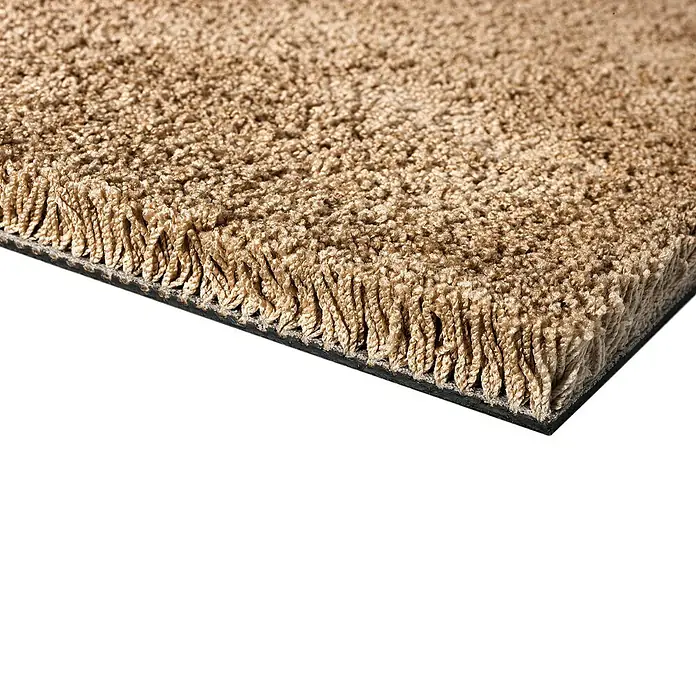 Teppichfliese Amazing - Hochflor, 100 % Polyester, Hellbraun - Braune, zottelige Fußmatte mit tiefer Florstruktur und schwarzer Gummirückseite, schräg von der Seite gesehen.