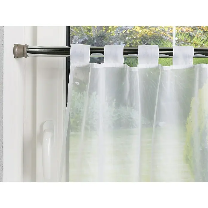 Expo Ambiente Spannstange - Chrom, Auszugslänge: 125 cm - 220 cm, Gesamtstückzahl: 1 Stk. - Blick auf eine Gardinenstange mit weißen, transparenten Gardinen, die an einem Fenster hängen und sanftes Licht durchlassen.