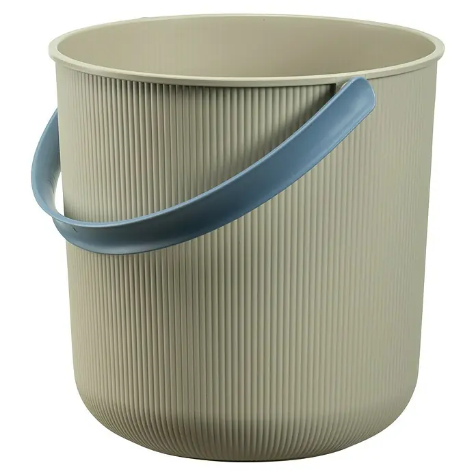 Eimer Akita - Ø x H: 24,1 x 25,7 cm, Beige - Gerippter hellbeiger Kunststoffeimer mit blauem Griff.