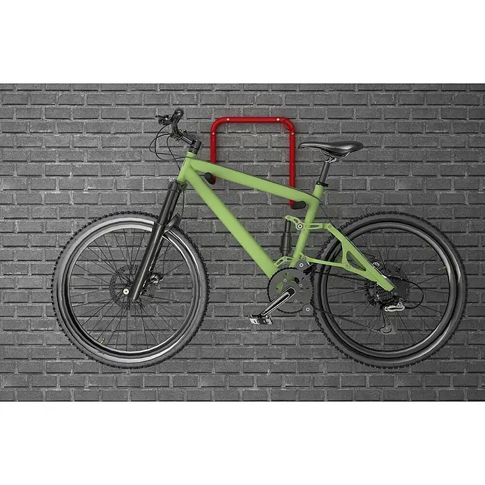 Rei Fahrrad-Wandhaken - Stahl, Rot - Grünes Mountainbike mit Vollfederung, an einer roten Wandhalterung montiert.
