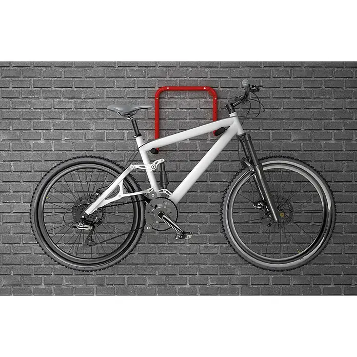 Rei Fahrrad-Wandhaken - Stahl, Rot - Weißes Mountainbike hängt an einer roten Wandhalterung.