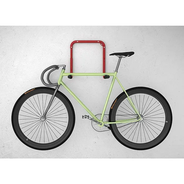 Rei Fahrrad-Wandhaken - Stahl, Rot - Hellgrünes Fixie-Fahrrad hängt horizontal an einem roten Wand-Fahrradständer.