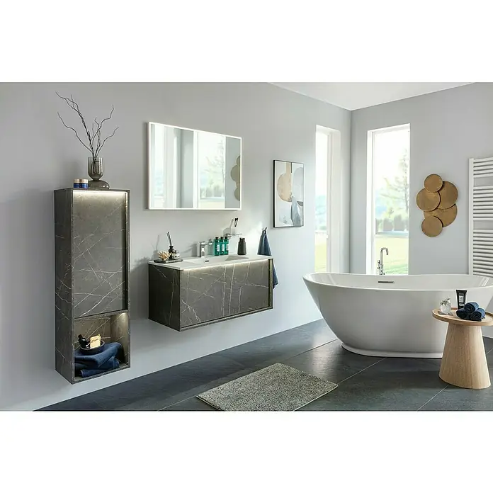 Lanzet Dune Midischrank - B x T x H: 40,3 x 32,5 x 121,6 cm, Grau-Marmor, DIN Anschlag: Links - Elegantes Badezimmer-Interieur mit einem freistehenden Bad, Waschtisch mit Marmoroptik und einem beleuchteten Spiegel für ein luxuriöses Ambiente.