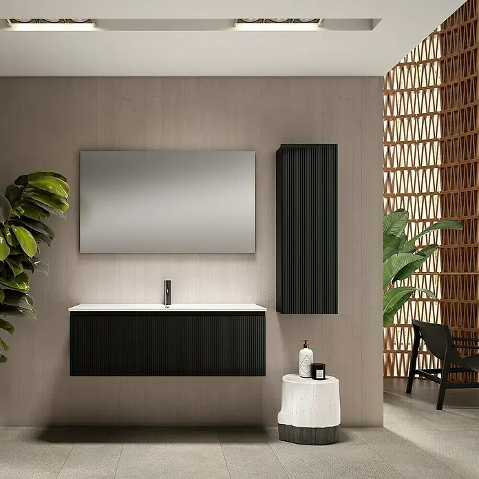 Conjunto de mueble de baño Cristal - 120 cm, Negro, Número de cajones: 1 ud., 3 pzs. - Un baño moderno con un tocador negro con líneas verticales, un espejo y un armario a juego.