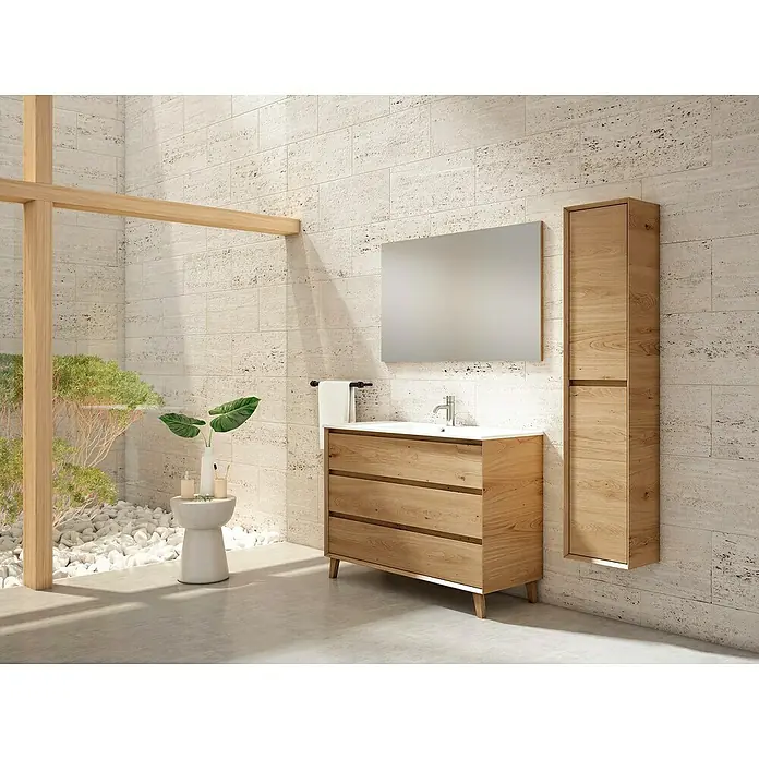 Mueble bajo de lavabo Inglet - An x Al: 120 x 85 cm, Roble garriga - Un baño con un tocador de madera, un espejo y un armario alto contra una pared panelada para un ambiente sereno.
