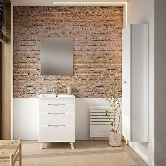Conjunto de mueble de baño Turia - Ancho: 60 cm, Blanco, Brillante, 3 pzs. - Un baño moderno con un mueble de lavabo blanco de tres cajones, un espejo y un mueble alto blanco contra una pared de ladrillo.