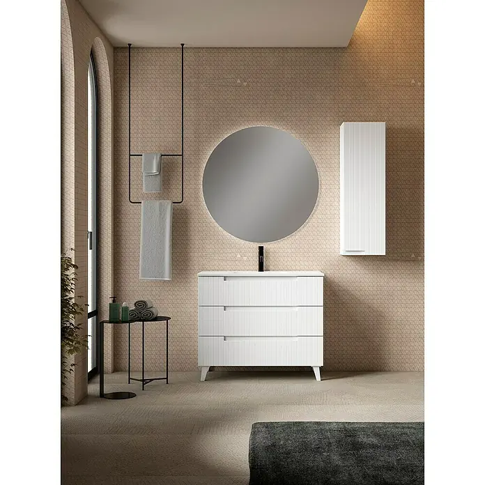 Mueble bajo de lavabo Claire - L x An x Al: 45 x 100 x 81 cm, Blanco, 1 seno, empotrado, salida central, Número de cajones: 3 ud. - Mueble de baño blanco moderno con tres cajones, espejo redondo retroiluminado y armario alto a juego en baño beige.