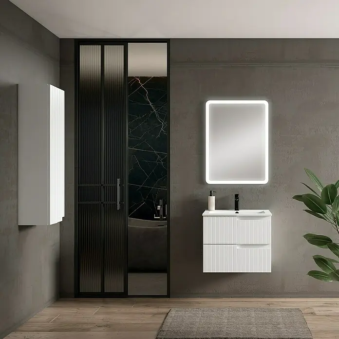 Mueble bajo de lavabo Claire - L x An x Al: 45 x 60 x 50 cm, Blanco, 1 seno, salida central, Número de cajones: 2 ud. - Un baño moderno con un tocador blanco con cajones, un espejo iluminado y una elegante puerta de vidrio negra.