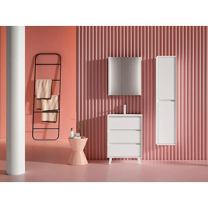 Conjunto de mueble de baño Inglet - Ancho: 60 cm, Blanco mate, Número de cajones: 3 ud., 3 pzs. - Interior de baño con mueble de lavabo blanco, armario con espejo y mueble alto contra una pared rosa. Toallero con toallas.