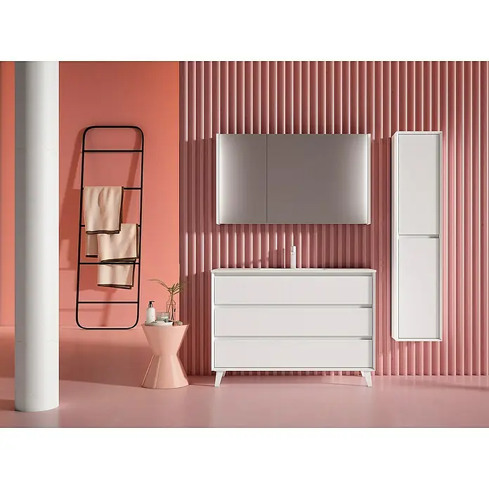 Conjunto de mueble de baño Inglet - Ancho: 120 cm, Blanco mate, Número de cajones: 3 ud., 3 pzs. - Un baño con un tocador blanco, un espejo y un toallero contra una pared rosa.