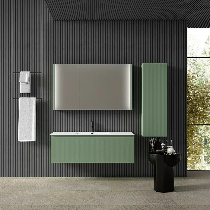 Mueble bajo de lavabo Cristal - L x An x Al: 45 x 120 x 40 cm, Verde atlántico - Interior de baño moderno con tocador verde, armario con espejo y toallero sobre una pared oscura texturizada.
