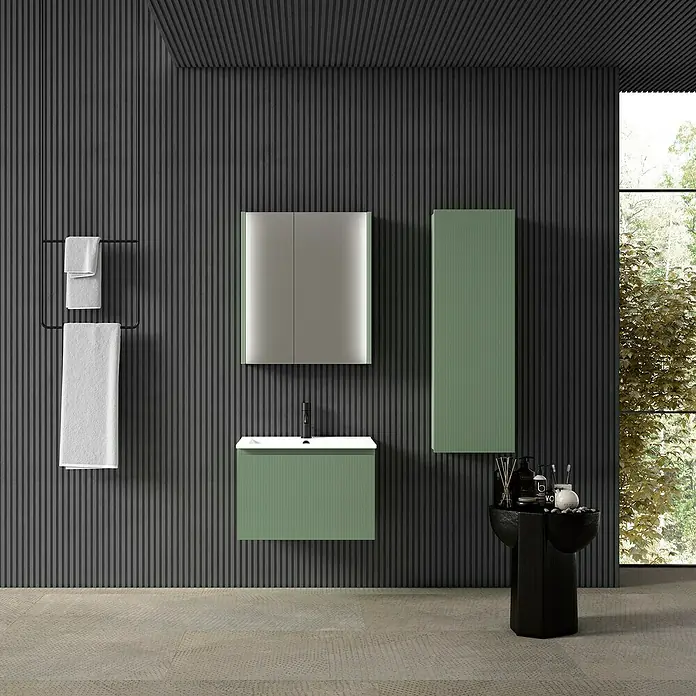 Conjunto de mueble de baño Cristal - 60 cm, Verde atlántico, Número de cajones: 1 ud., 3 pzs. - Interior de baño con tocador verde moderno, armario con espejo y toallero frente a pared oscura.