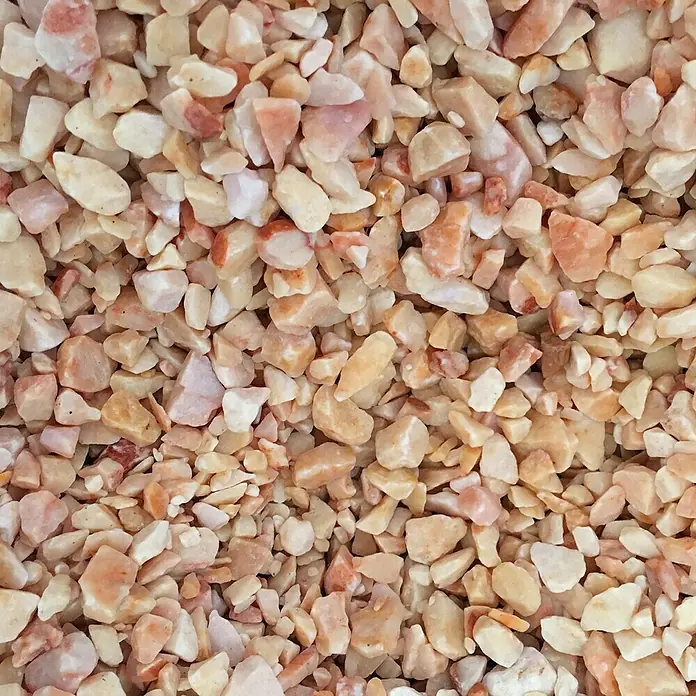Gravilla - Grano: 8 mm - 12 mm, Rosa, 20 kg - Primer plano de una colección de grava decorativa pequeña, beige y rosa de forma irregular.