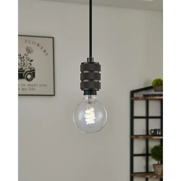 Eglo connect.z Smart-LED-Lampe - E27, Dimmbar, RGBW, 5 W, 400 lm, G80, 1 Stk. - Nahaufnahme einer industriell inspirierten Pendelleuchte mit einer klaren Glühbirne und einem dekorativen, farbigen Glühfaden.