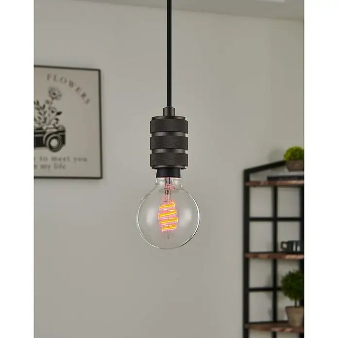Eglo connect.z Smart-LED-Lampe - E27, Dimmbar, RGBW, 5 W, 400 lm, G80, 1 Stk. - Eine Nahaufnahme einer stilvollen Pendelleuchte mit einer dekorativen Glühbirne, die ein warmes, einladendes Licht ausstrahlt.