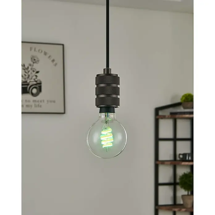 Eglo connect.z Smart-LED-Lampe - E27, Dimmbar, RGBW, 5 W, 400 lm, G80, 1 Stk. - Nahaufnahme einer Vintage-Glühbirne mit grünem Spiralfilament, hängend an einer schwarzen Halterung und Kabel für eine stimmungsvolle Beleuchtung.