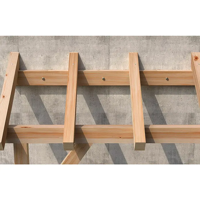Fischer Langschaftdübel SXRL-FUS - Ø x L: 8 x 100 mm, Nylon, Stahl, 4 Stk. - Nahaufnahme einer Holzkonstruktion mit senkrechten und waagerechten Balken, befestigt an einer grauen Betonwand mit sichtbaren Schrauben.