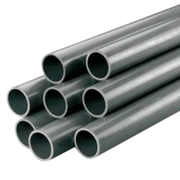 Tubo PVC presión - 40 mm, 2,5 m - Una pila de tubos de PVC grises, ideales para proyectos de fontanería, riego o construcción. Su superficie lisa garantiza una fácil instalación.