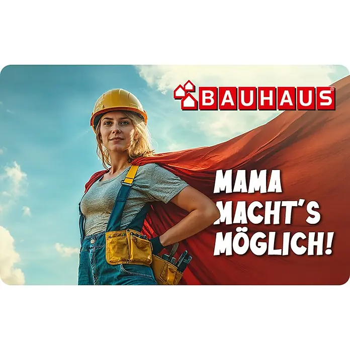 Gutscheinkarte - Zum Selbstausdruck, 20 Euro, Mama machts möglich - Frau mit Bauhelm, Werkzeuggürtel und rotem Umhang vor blauem Himmel. Die Werbung stammt von Bauhaus und lautet „Mama macht's möglich!“