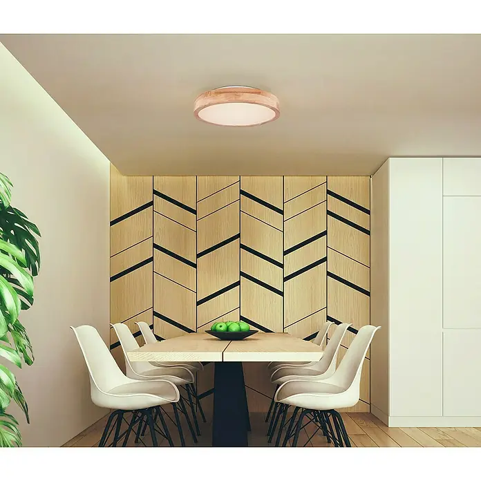 Globo LED-Deckenleuchte rund RAINER - 24 W, Ø x H: 40 x 10,5 cm, Holz, Mehrfarbig - Eine moderne Holzdeckenleuchte in einem stilvollen Esszimmer mit Holzwand und weißen Stühlen. Die Leuchte sorgt für angenehmes Licht.