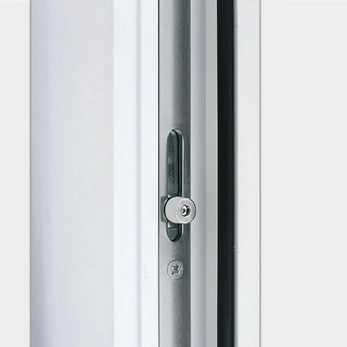 Panto Haustür K 043 - 110 x 210 cm, DIN Anschlag: Rechts, Anthrazit/Weiß - Nahaufnahme eines Fenstergriffs mit Verriegelungsmechanismus. Silberner Griff an einem weißen Fensterrahmen für erhöhte Sicherheit.