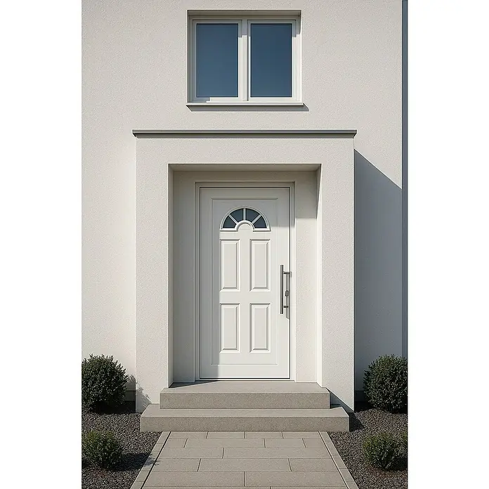 Panto Haustür K 001 - 110 x 210 cm, DIN Anschlag: Rechts, Weiß - Moderne weiße Haustür mit Bogenglasausschnitt und elegantem Griff, unter passendem weißen Fenster an heller Gebäudefassade.