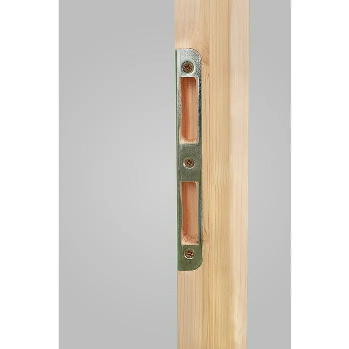 Panto Nebeneingangstür NET 506 - 98 x 200 cm, DIN Anschlag: Links - Metallisches Schließblech mit drei rechteckigen Aussparungen und Schrauben, in hellem Holzrahmen montiert.