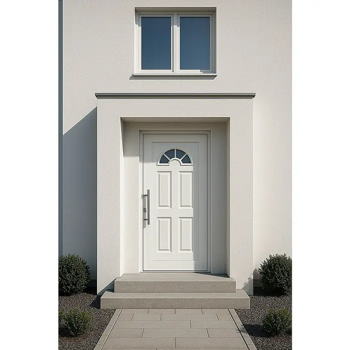 Panto Haustür K 001 - 110 x 210 cm, DIN Anschlag: Links, Weiß - Weiße Haustür mit einem gewölbten Glaseinsatz und einem passenden weißen Fenster darüber, in einer hellen Fassade.