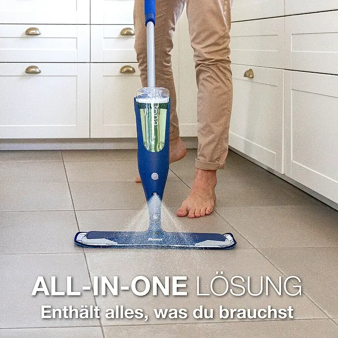 Bona Spray Mop Premium für Fliesen- und Laminatböden - Mikrofaser, 1 x Bona Spray Mop, 1 x Bona Spray Mop Refiller (Kartusche), 1 x Bona Mikrofaser-Reinigungspad - Bona All-in-One Bodenreiniger im Einsatz. Komplettlösung für die mühelose Reinigung von Hartböden.