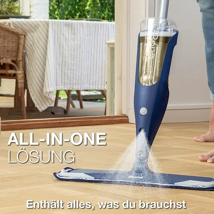 Bona Spray Mop Premium für geölte Holzfußböden - 1 x Spray Mop, 1 x nachfüllbare Kartusche mit 850 ml Reinigungsmittel, 1 x Microfaser-Reinigungspad - Bona All-in-One Bodenreiniger in Aktion, sprüht Reiniger auf einen Holzboden, um die effektive Reinigung zu demonstrieren.