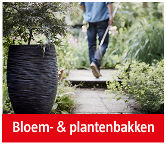bloempotten-en-plantenbakken-in-tuin-met-persoon-op-achtergrond