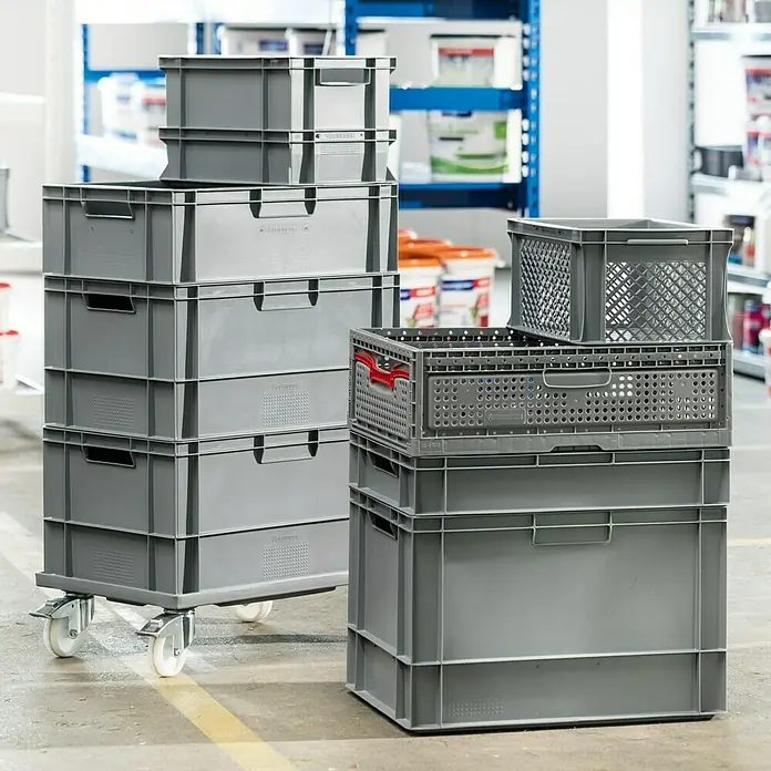 BAUHAUS Eurobehälter20 l, L x B x H: 40 x 30 x 22 cm, Form: Offen, Stapelbar - Gestapelte graue Kunststoffbehälter, einige mit Rollen, für Lagerung und Transport. Vielseitige Aufbewahrungslösung für verschiedene Anwendungen.