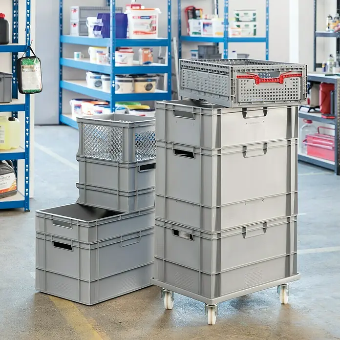 BAUHAUS Eurobehälter20 l, L x B x H: 40 x 30 x 22 cm, Form: Offen, Stapelbar - Graue Kunststoffbehälter gestapelt, einige auf Rollen, mit Griffen für einfachen Transport in Lager oder Werkstatt.