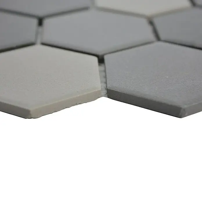 Mosaikfliese Hexagon Mix CU HX160 - 32,5 x 28,1 cm, Grau/Schwarz, Matt - Nahaufnahme von sechseckigen, matten Mosaikfliesen in Grautönen, ideal für stilvolle Wand- und Bodengestaltung.